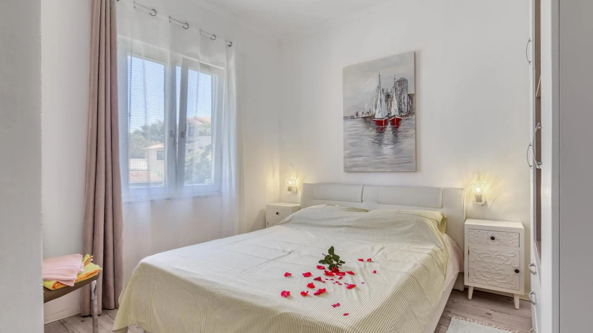 Charming House On The Beach And Deluxe Apartment Pula Chorwacja