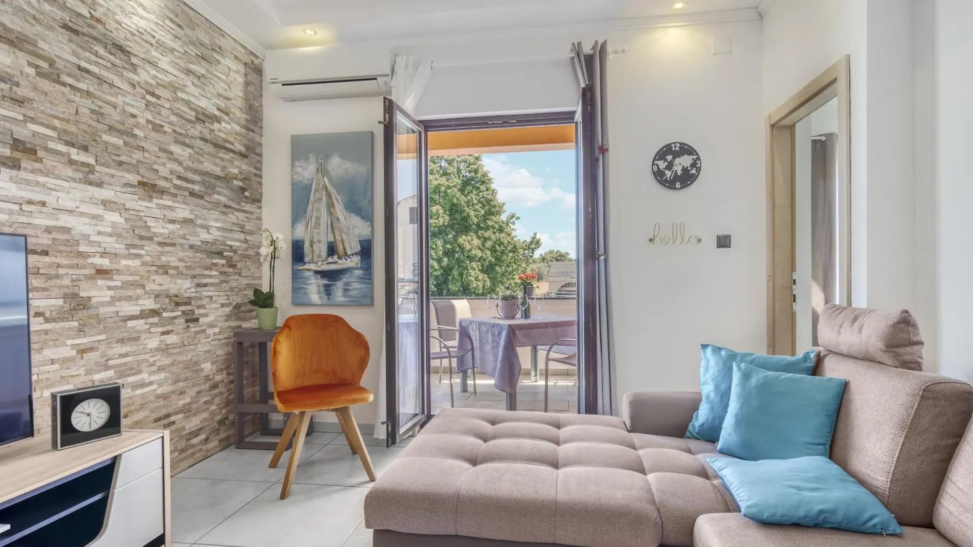 Charming House On The Beach And Deluxe Apartment Pula