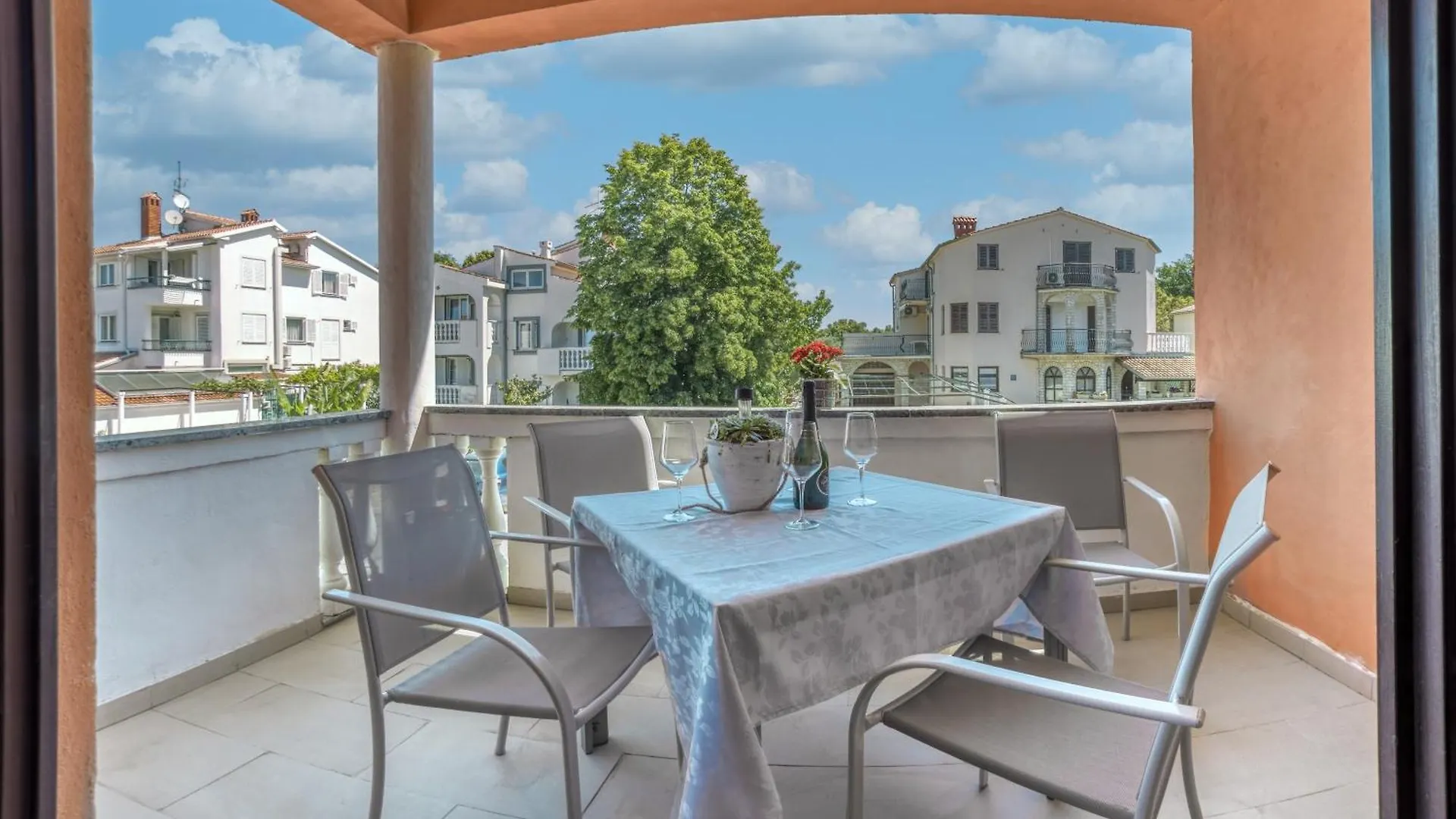 Charming House On The Beach And Deluxe Apartment Pula