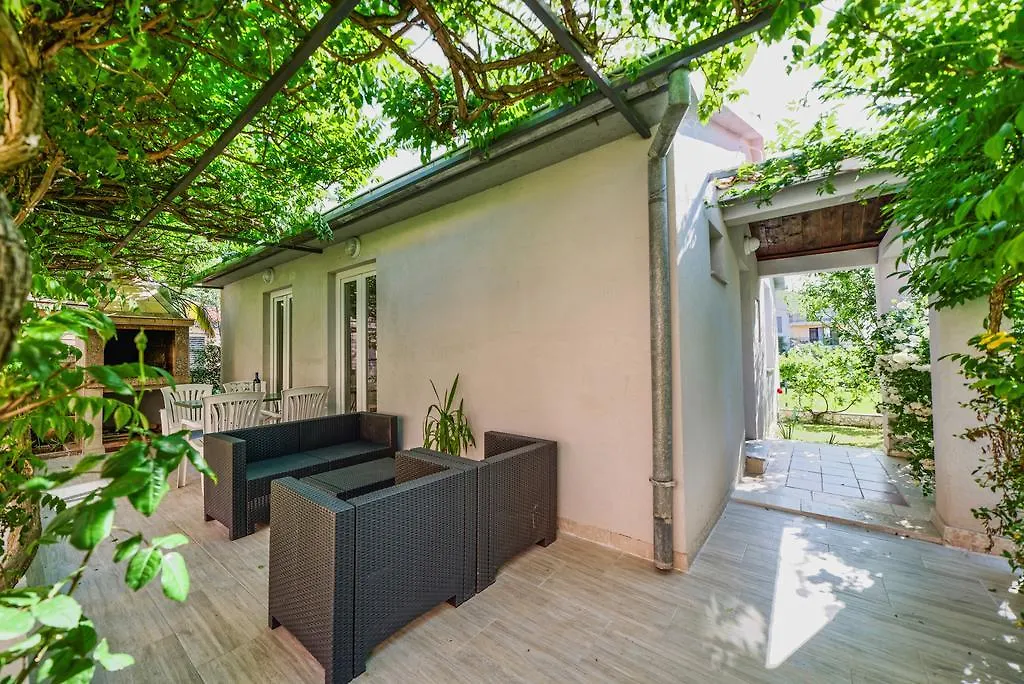 Charming House On The Beach And Deluxe Apartment Pula