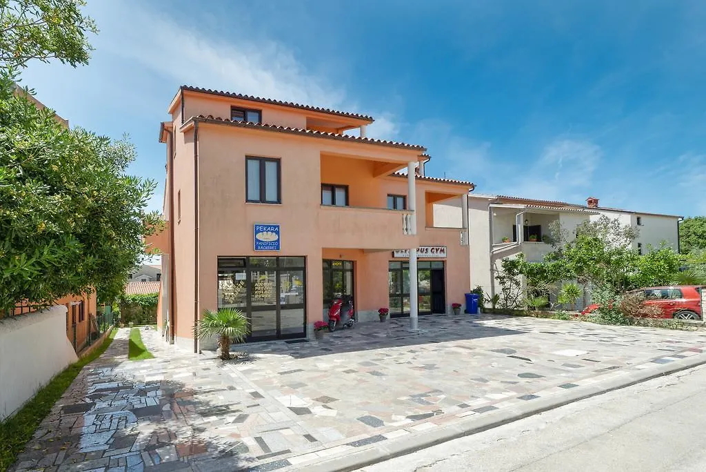 Charming House On The Beach And Deluxe Apartment Pula