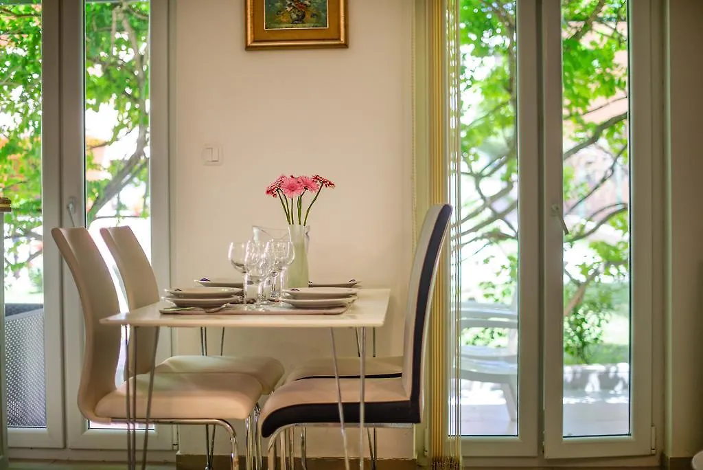 Charming House On The Beach And Deluxe Apartment Pula Chorwacja