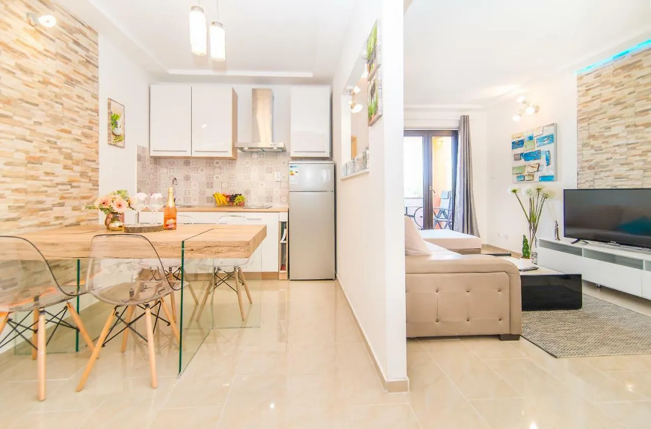 Charming House On The Beach And Deluxe Apartment Pula