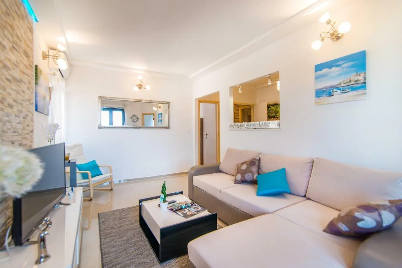 Charming House On The Beach And Deluxe Apartment Pula