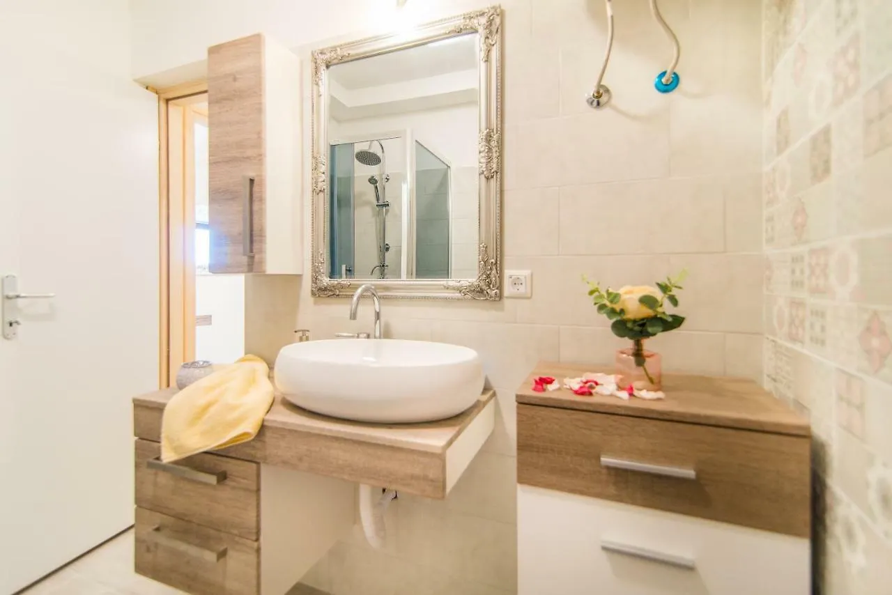 Charming House On The Beach And Deluxe Apartment Pula Chorwacja