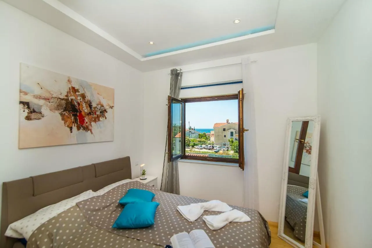 Charming House On The Beach And Deluxe Apartment Pula