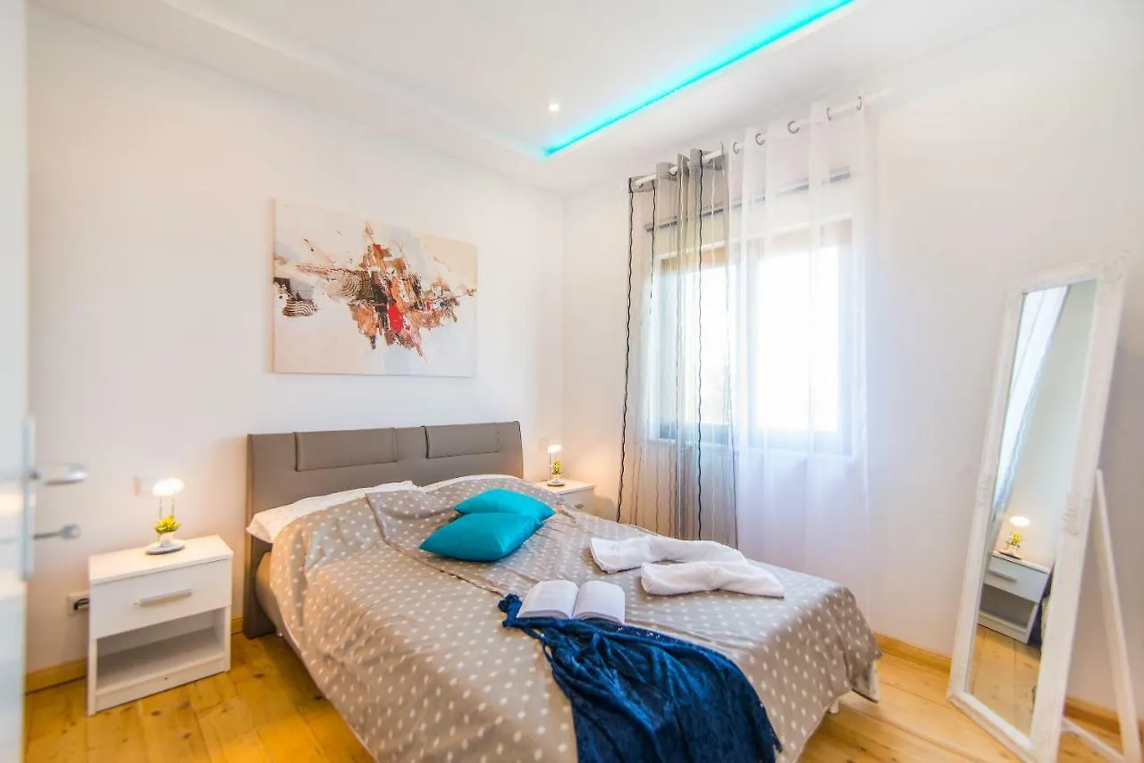 Charming House On The Beach And Deluxe Apartment Pula