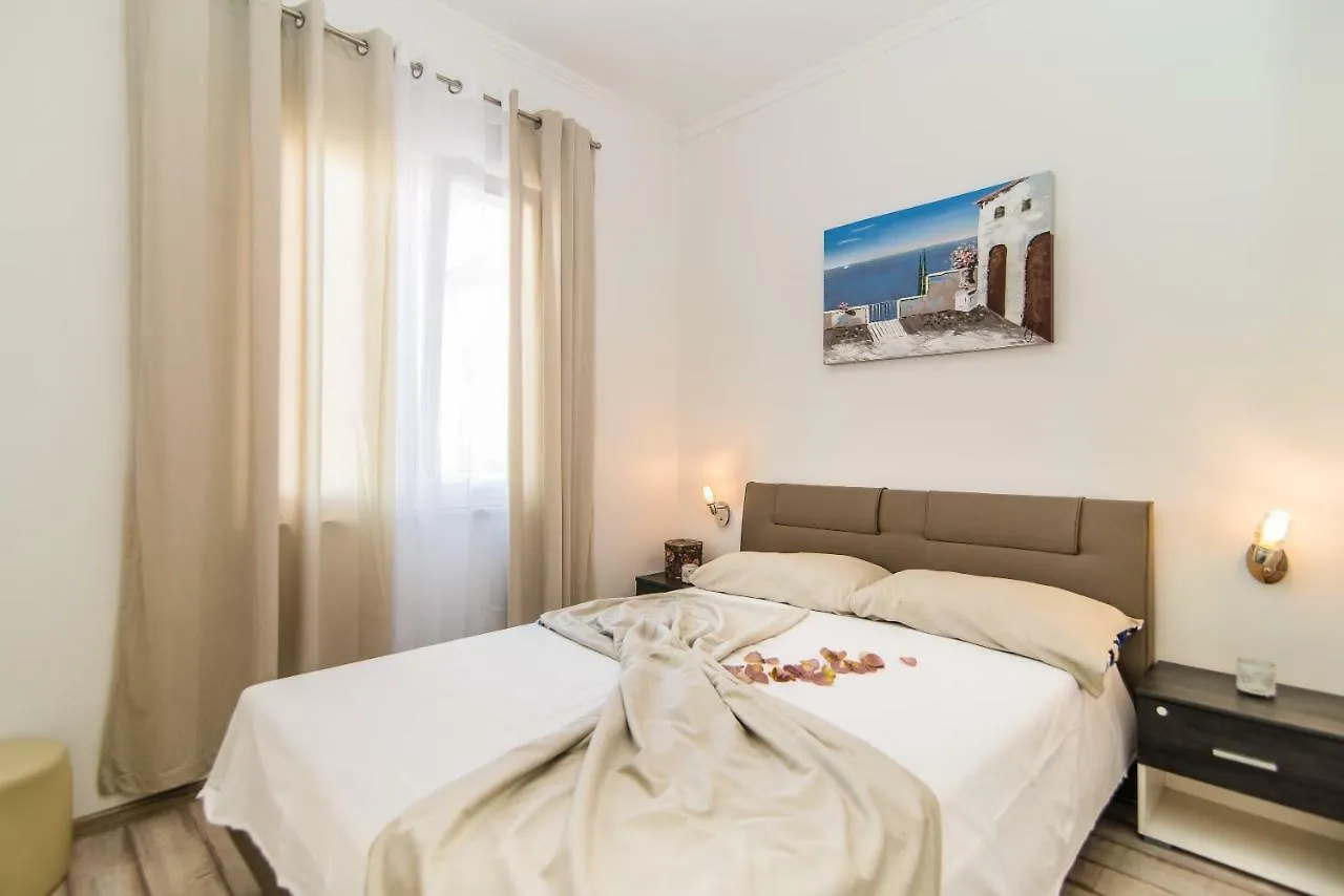 Charming House On The Beach And Deluxe Apartment Pula Chorwacja