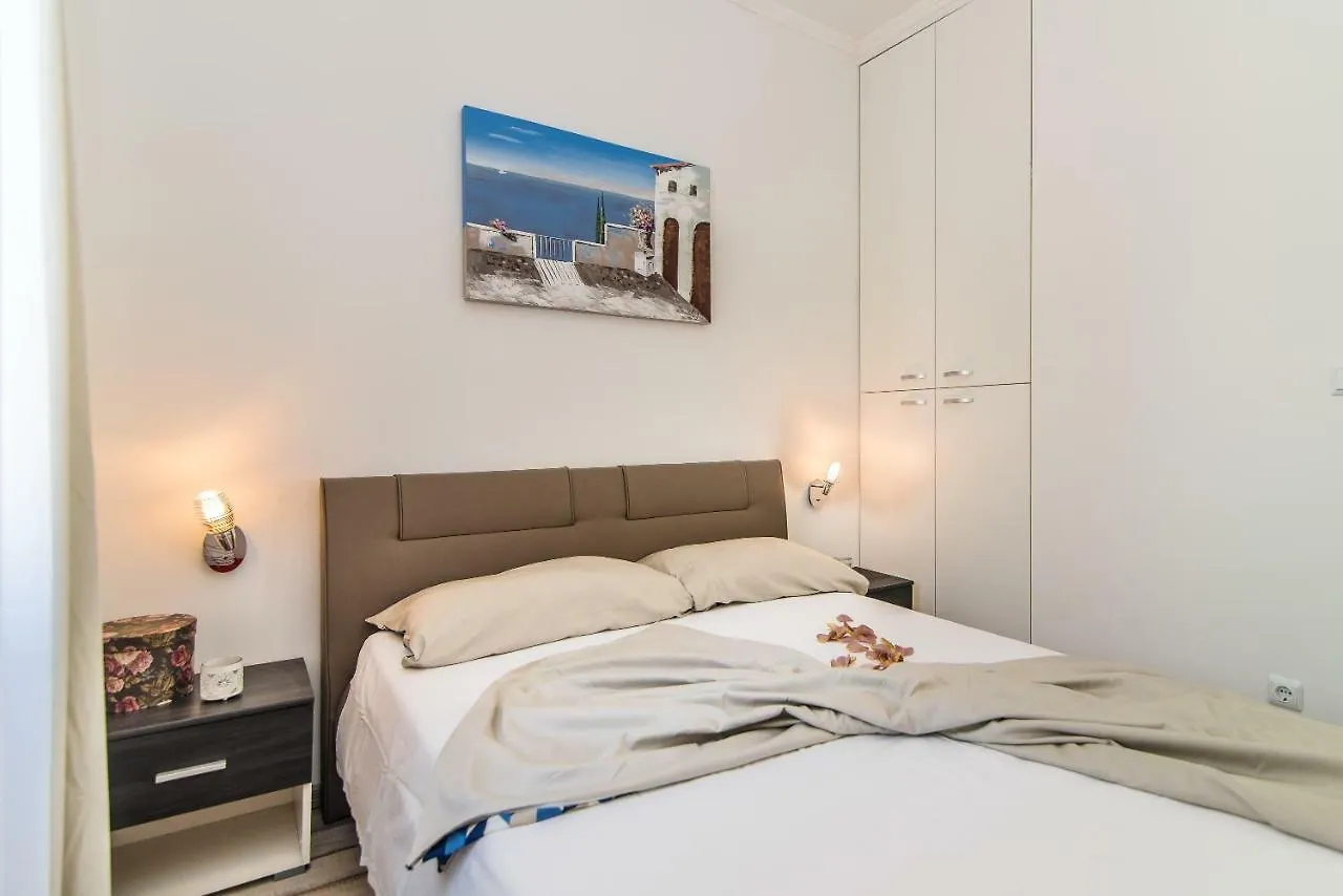 Charming House On The Beach And Deluxe Apartment Pula
