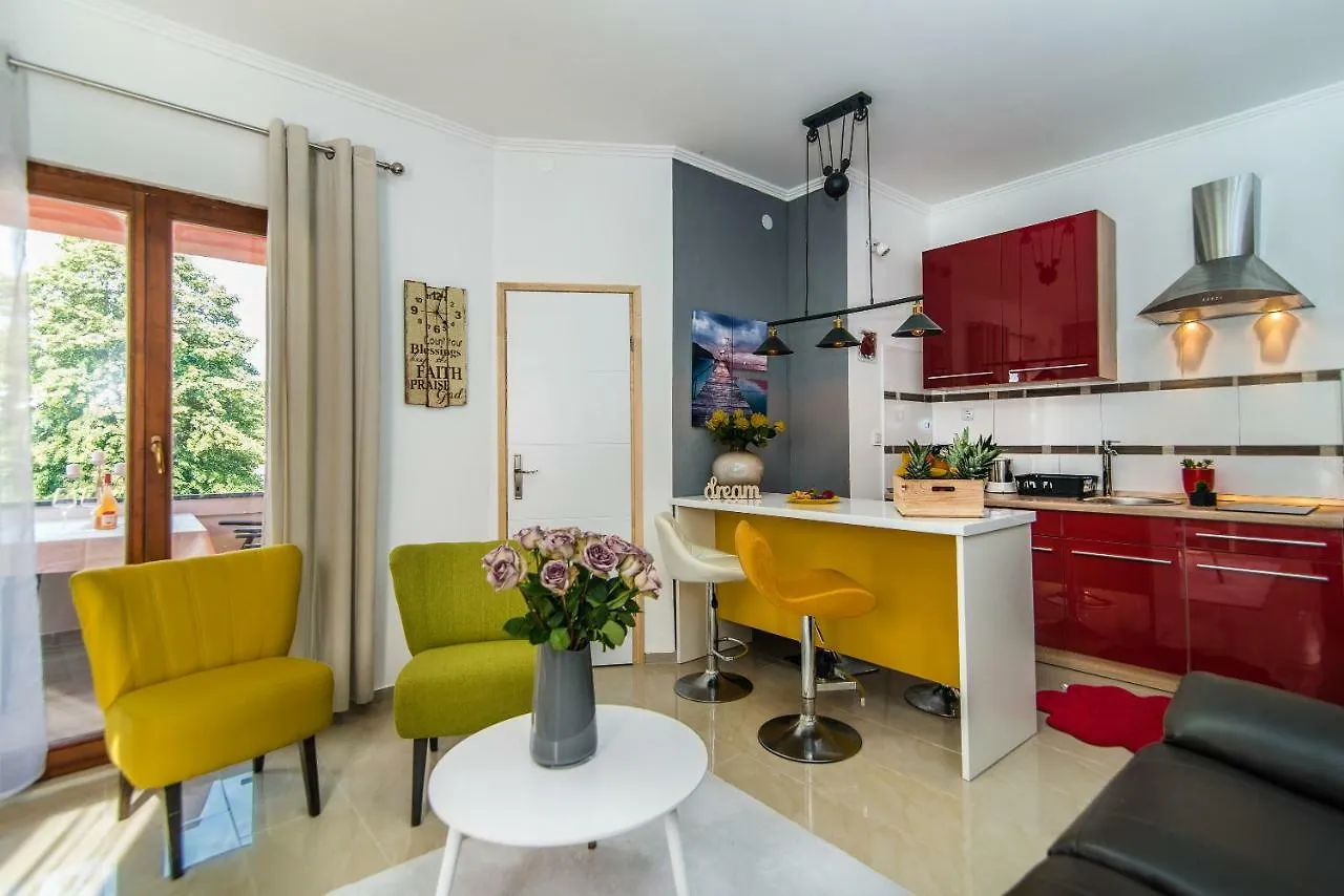 Charming House On The Beach And Deluxe Apartment Pula