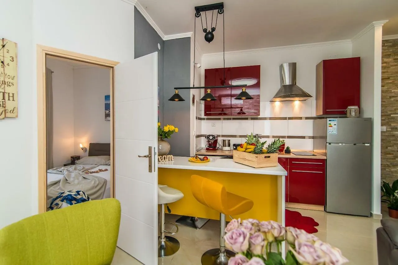 Charming House On The Beach And Deluxe Apartment Pula